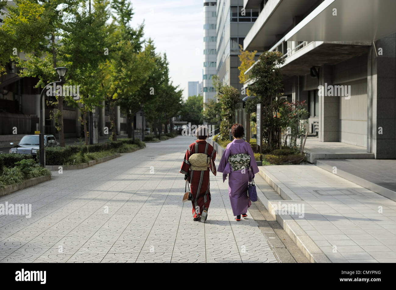 Two japanese women kimonos hi-res stock photography and images - Alamy