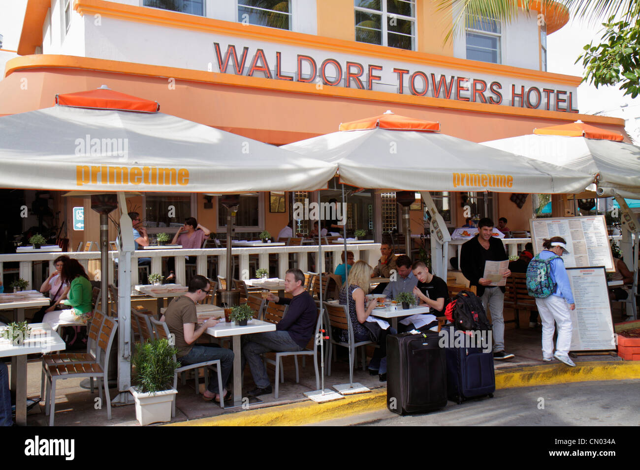 Miami Beach Florida,Ocean Drive,Art Deco Historic District,Waldorf Towers,hotel,al fresco sidewalk outside tables,dining,restaurant restaurants food d Stock Photo