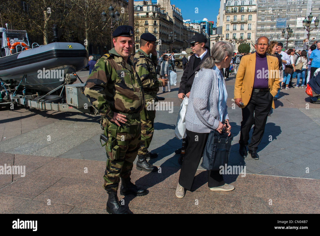 Paris, France, French Army Soldiers meeting tourists,  in Memorial Ceremony to World War II Heroes, commemorating Paris, historic holidays Stock Photo