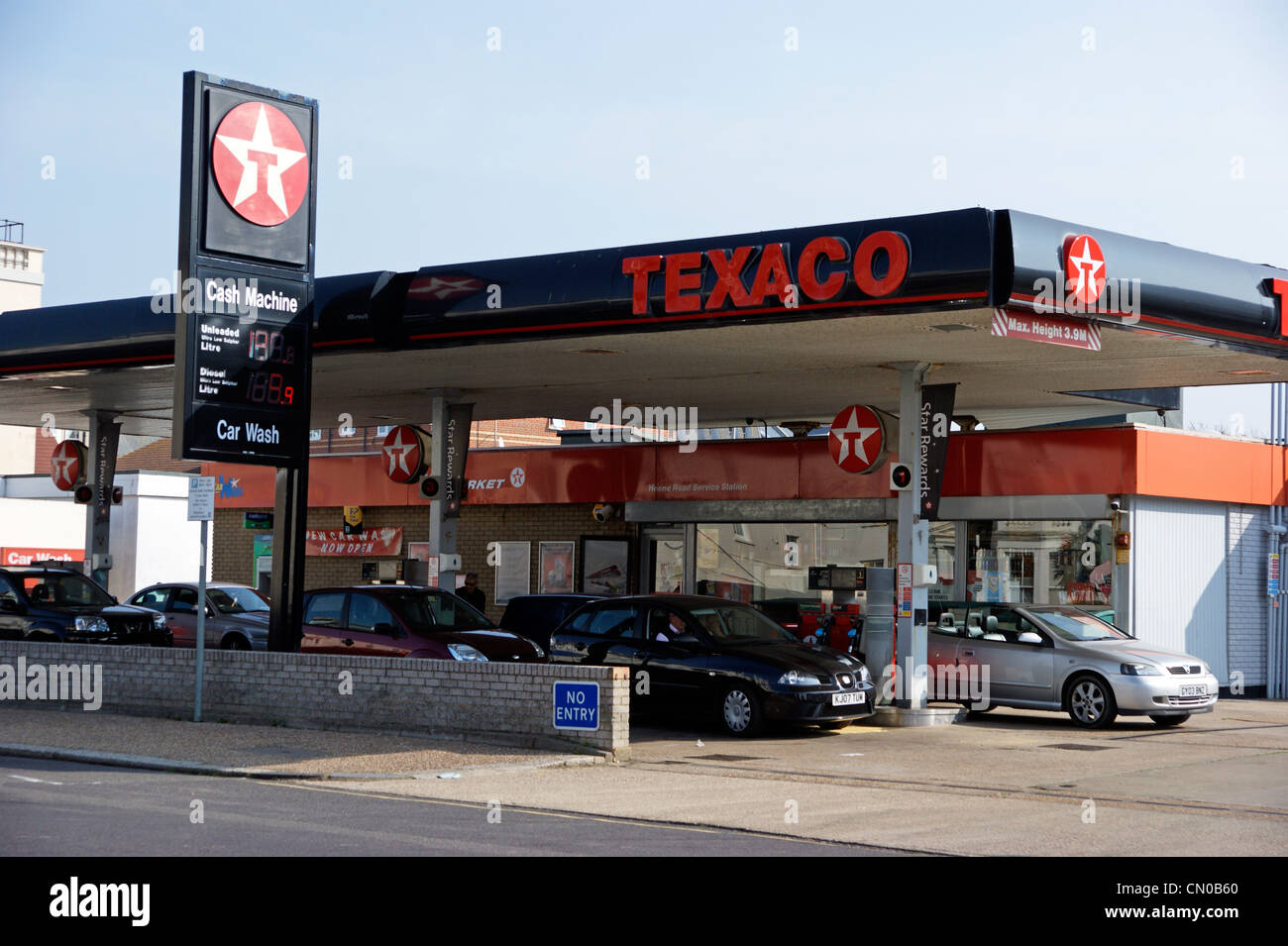Fuel Crisis Texaco Petrol Station Garage Forecourt Full Of Cars