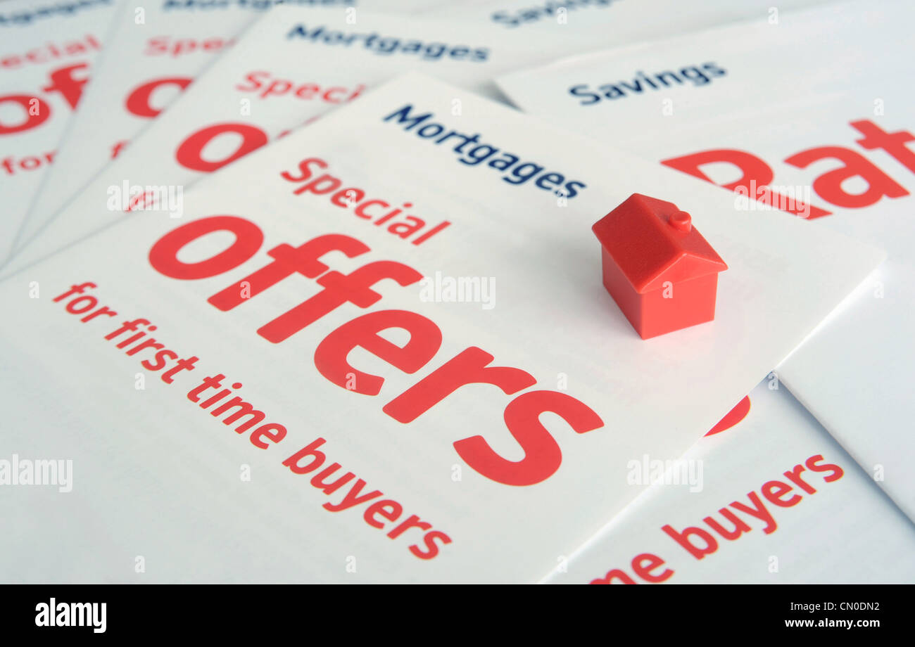 MORTGAGE RATE LEAFLETS WITH MODEL HOUSE RE SPECIAL OFFERS FIRST TIME BUYERS MORTGAGES HOME BUYERS INCOMES HOUSING MARKET PRICES Stock Photo