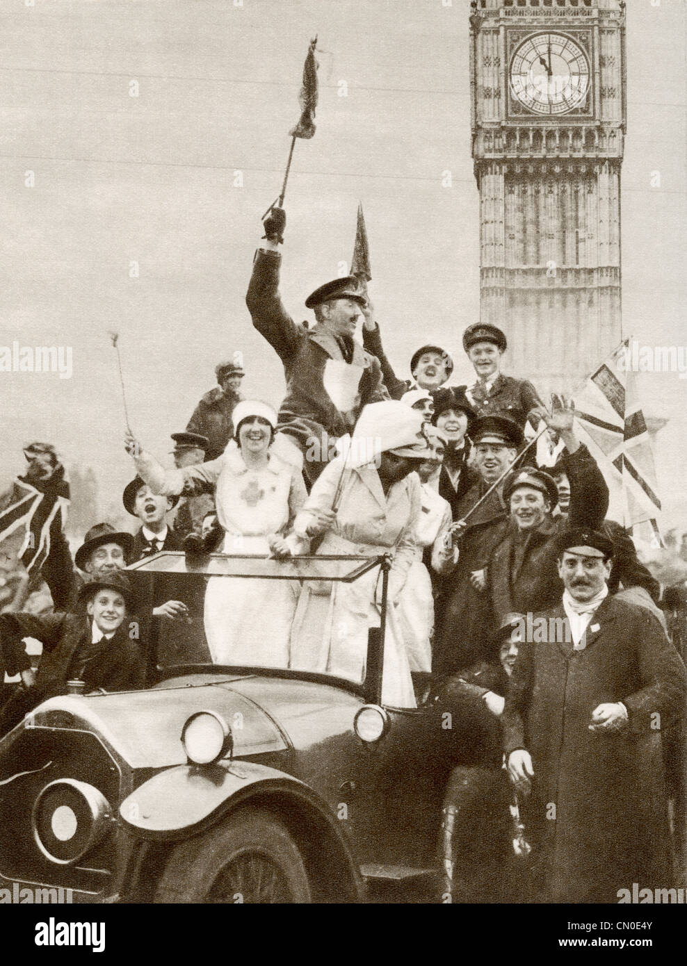 Crowds in Whitehall, London, England at 11 o clock on the 11th November 1918, celebrating the end of World War One. Stock Photo