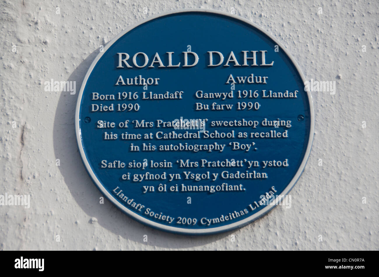 Roald Dahl blue plaque marking site of Mrs Pratchett's sweetshop (from his autobiography 'Boy') Llandaff Cardiff Wales UK Stock Photo