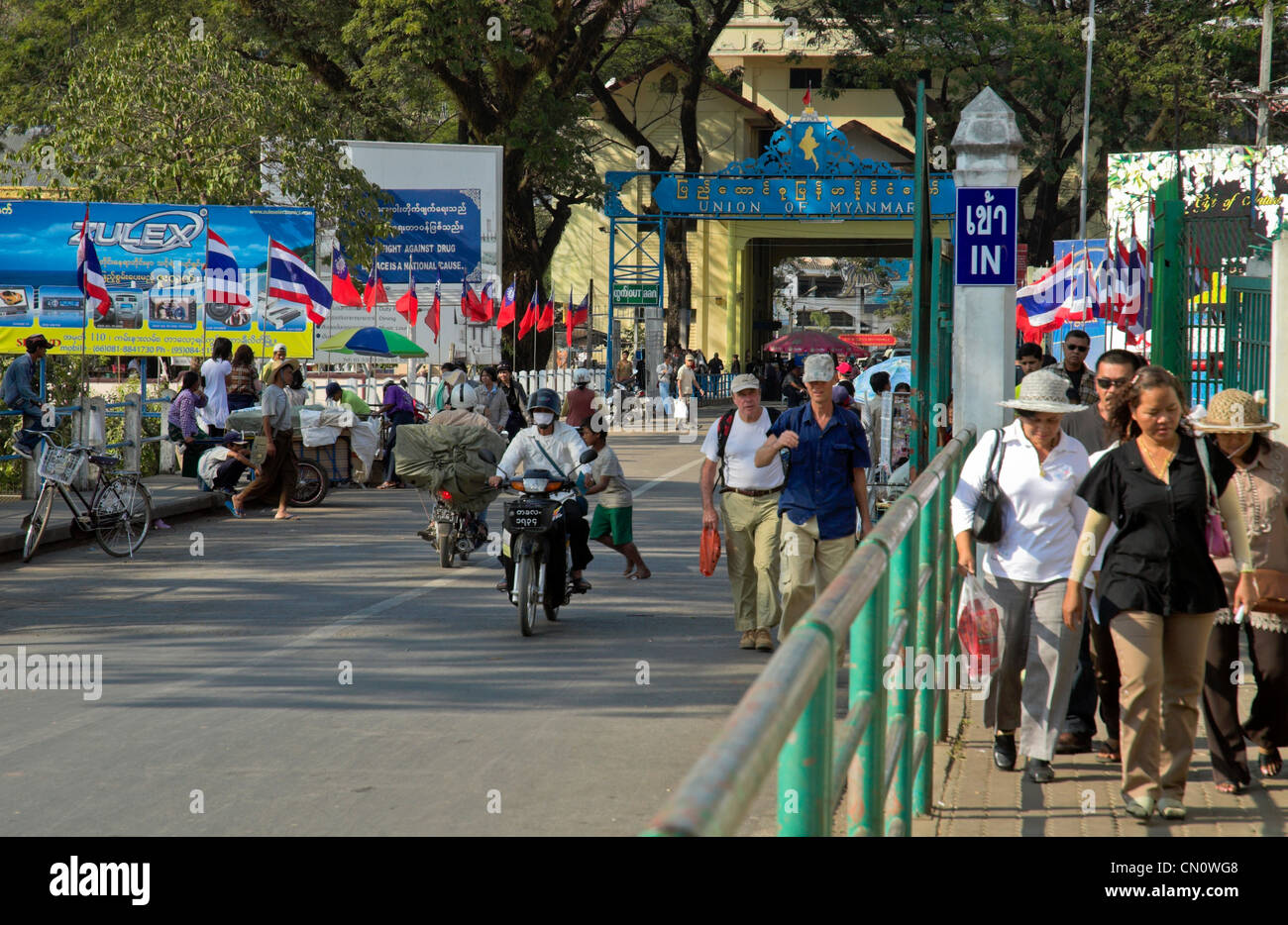 Border crossing between Mae Sai, Chiang Rai, Thailand, and Tachileik, Eastern Shan State, Burma ( Myanmar ) Stock Photo