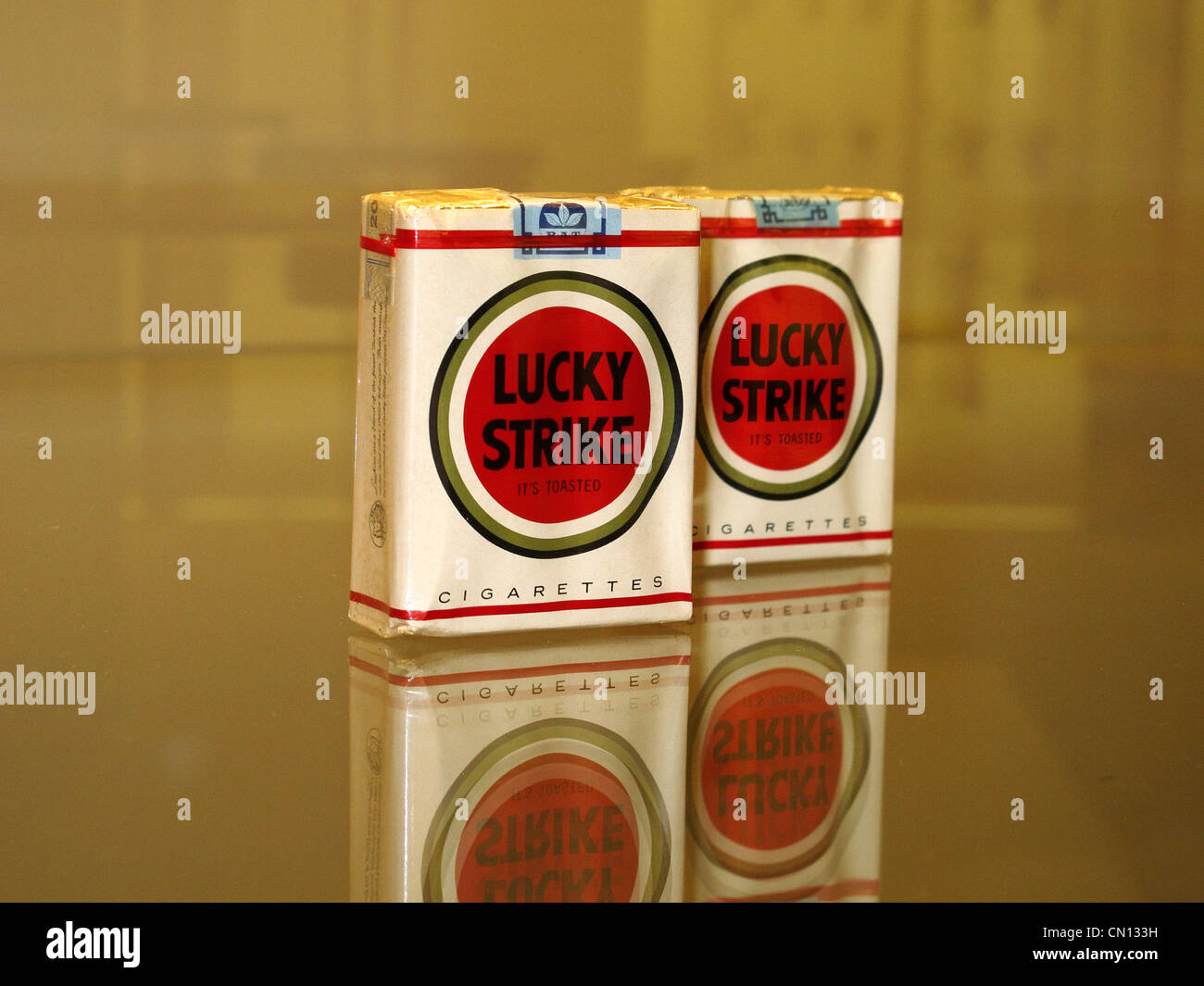 Lucky strike smoking hi-res stock photography and images - Alamy
