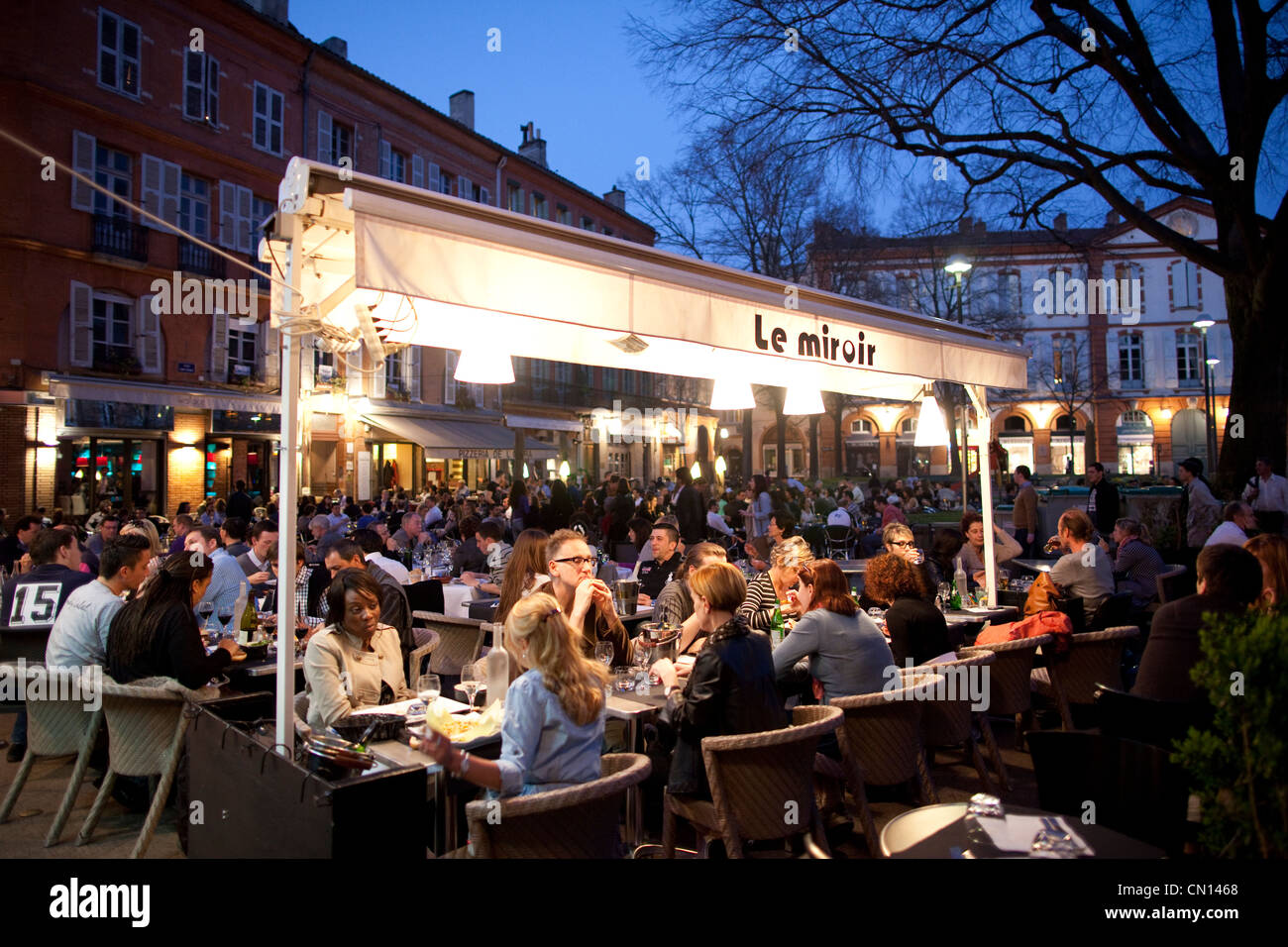 French people eat outside in the square at Le Miroir, Place Saint-Georges,  Toulouse, Midi-Pyrénées, France Stock Photo - Alamy