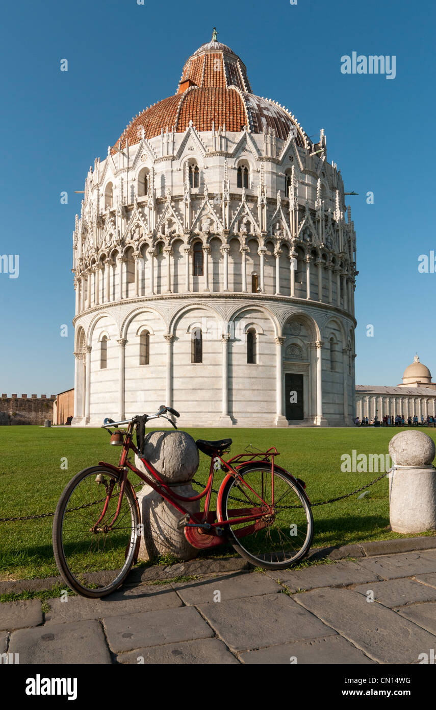 Bicycle outside Baptistry of St. John (Battistero di San Giovanni) and Duomo (Cathedral) at Piazza dei Miracoli, Pisa, Italy Stock Photo