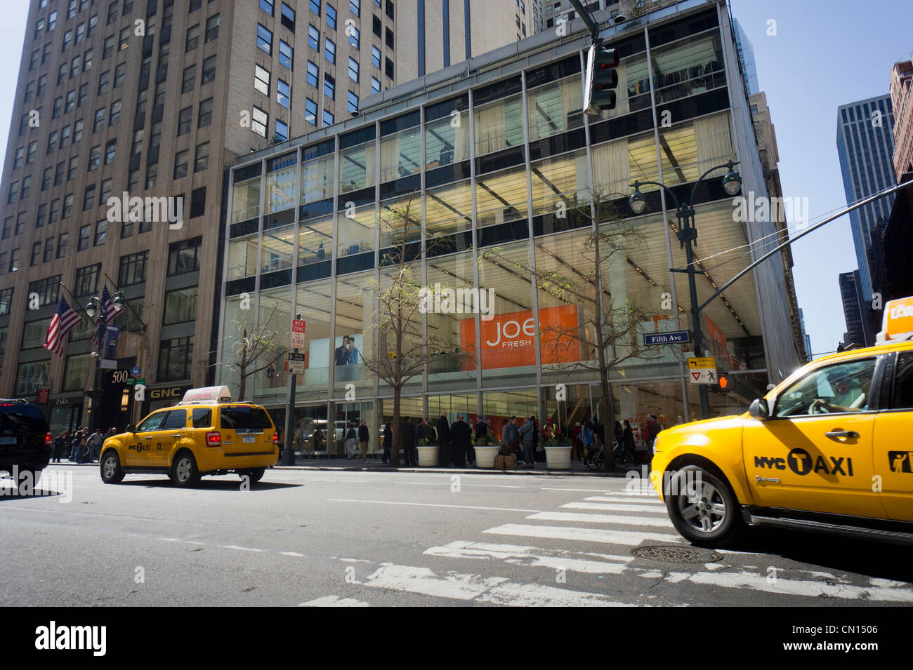 Customers at the grand opening of the Joe Fresh store in Midtown in New York Stock Photo Alamy