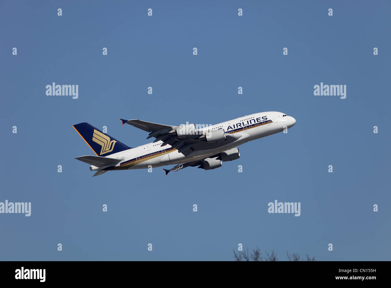 Singapore Airlines Airbus A380-841 9V-SKI climbing away from Heathrow airport Stock Photo