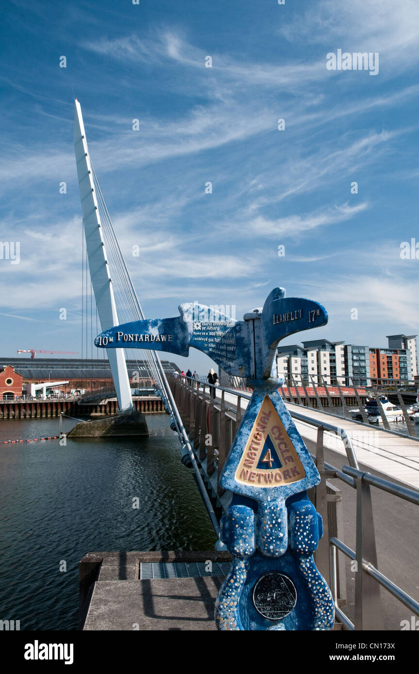 New footbridge connecting Swansea SA1 with  the Marina, south Wales, over the River Tawe. Also shows National Cycle Path Stock Photo