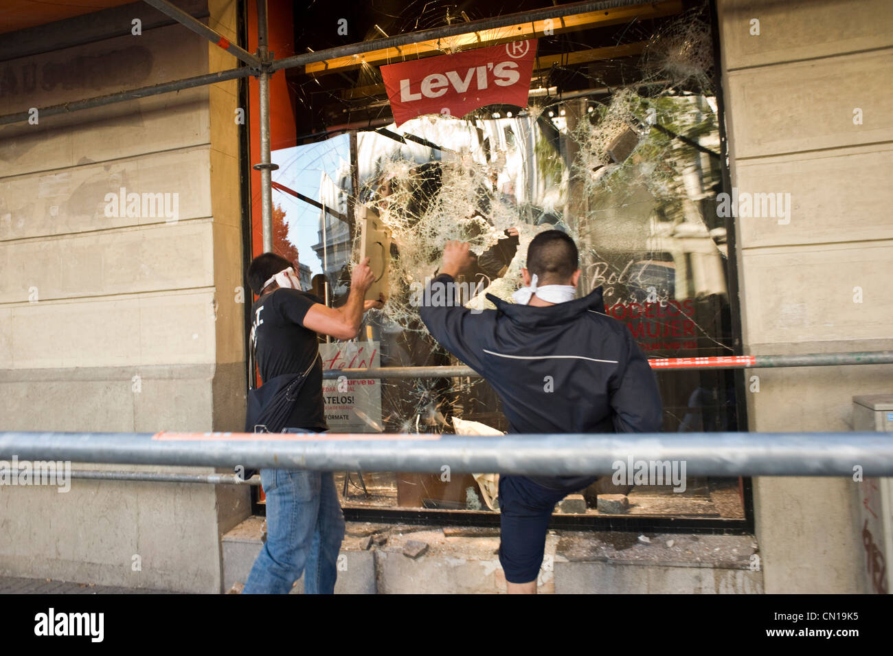 Looting, assault and pillage by protesters at a Levis store during the  general strike of 2010 in Barcelona Stock Photo - Alamy