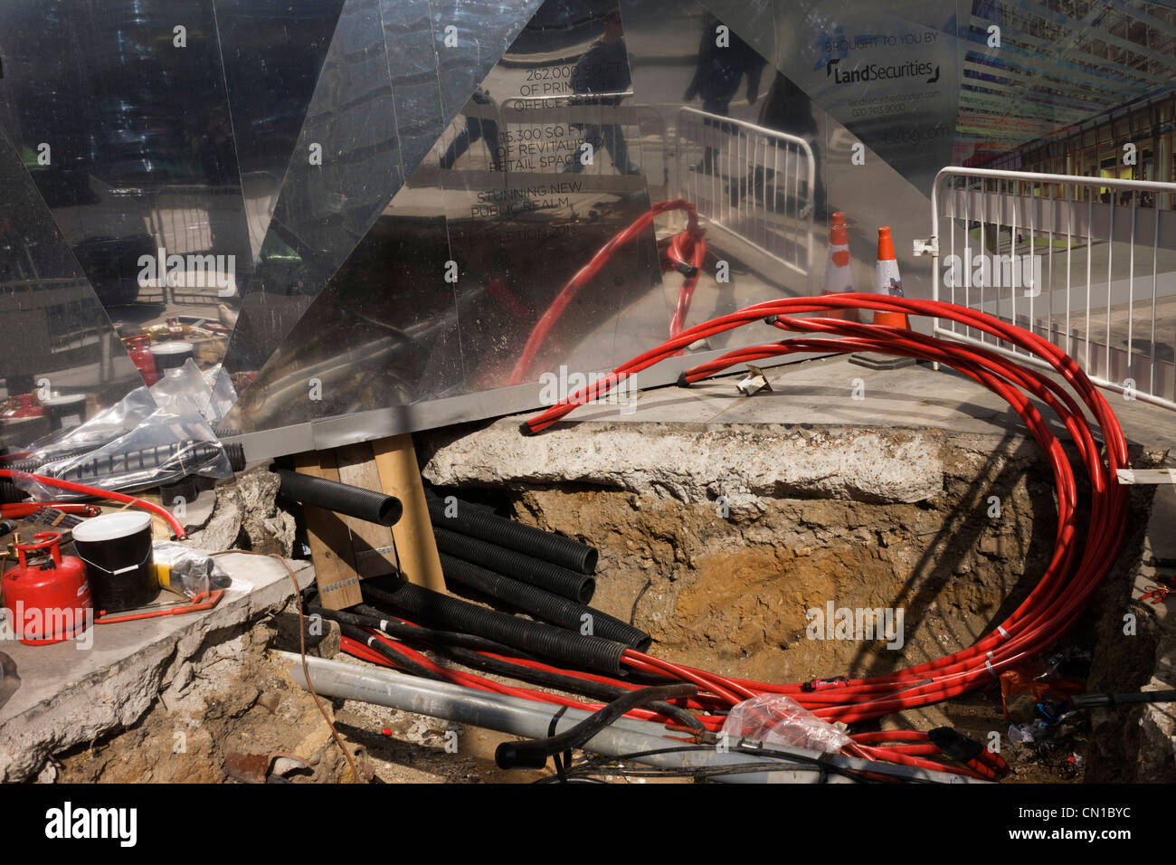 UK Power Networks laying copper insulated, aluminium highvoltage cable