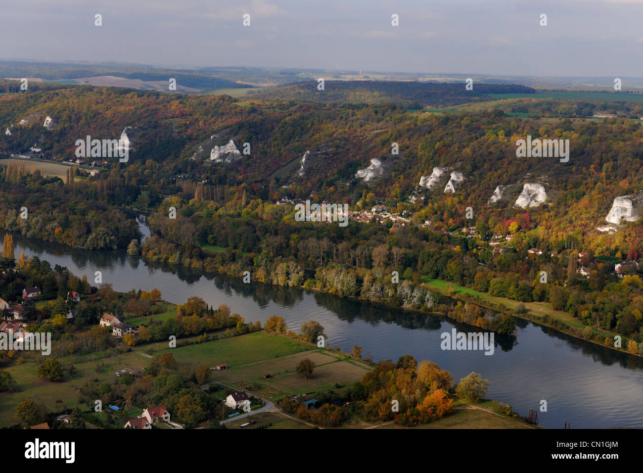 France, Val d'Oise, the Seine upstream of the Roche Guyon at Chantemesle, Haute isle island in the foreground and the cliffs Stock Photo