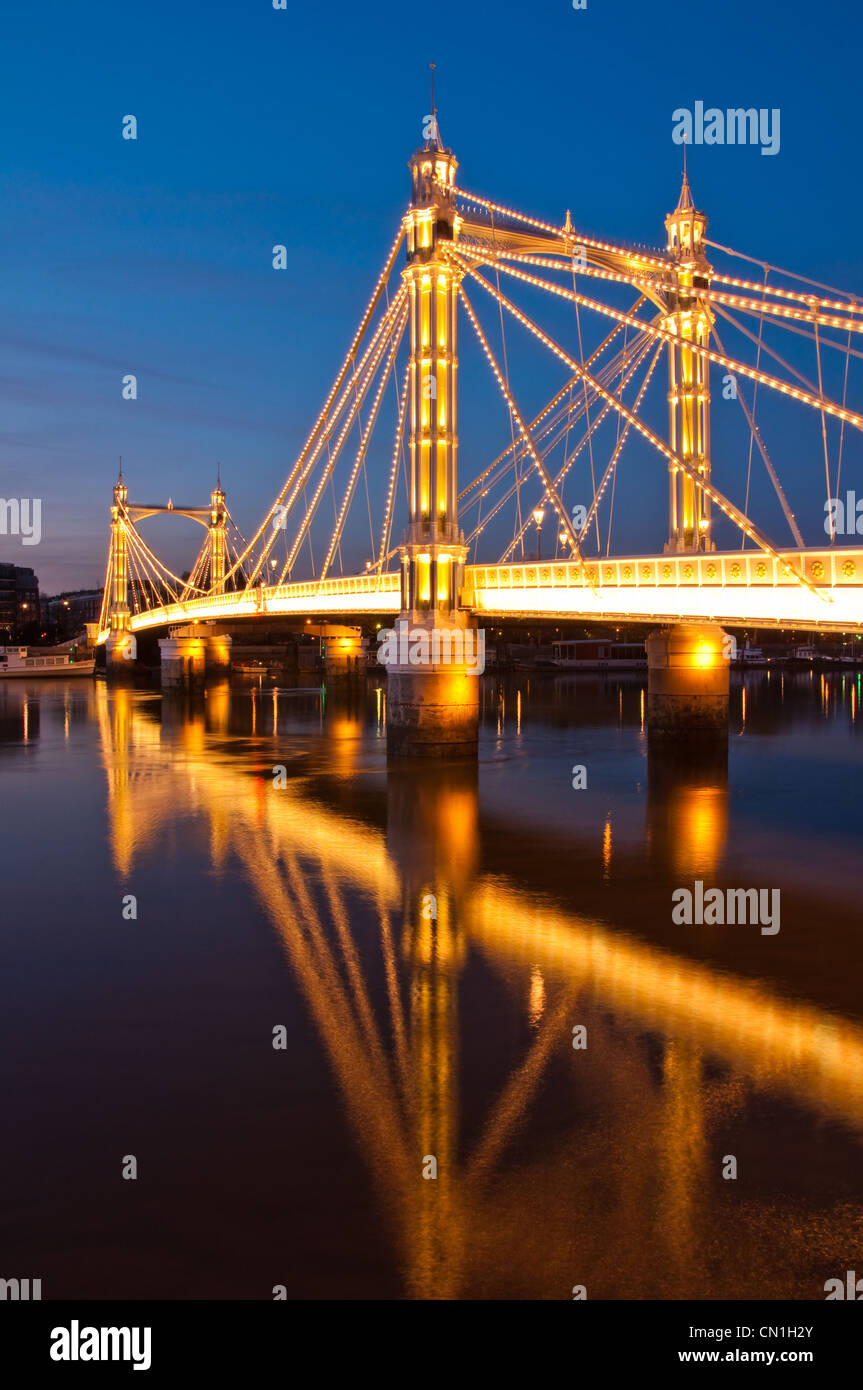 Albert bridge at night hi-res stock photography and images - Alamy