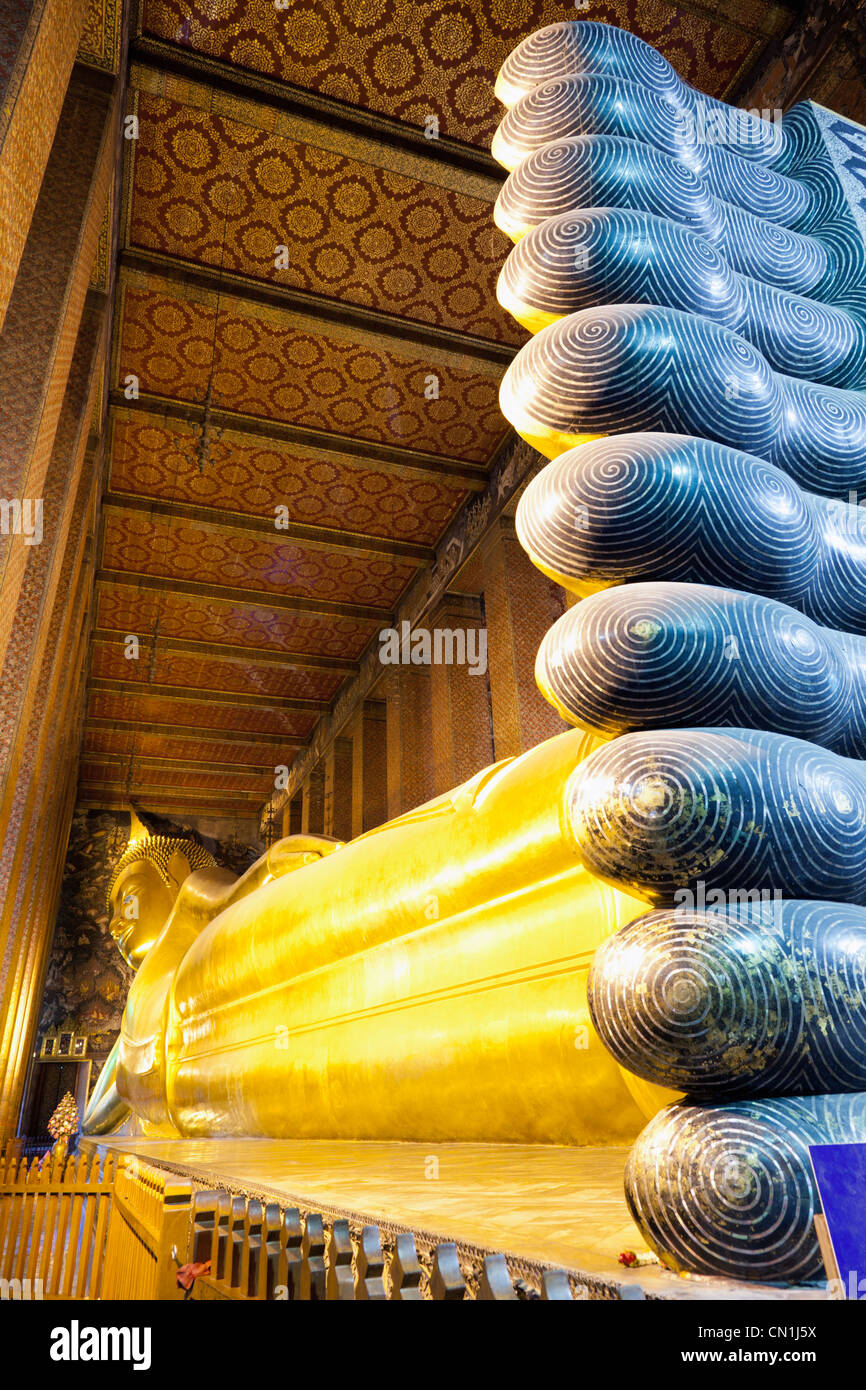 Statue of the Reclining Buddha Stock Photo Alamy