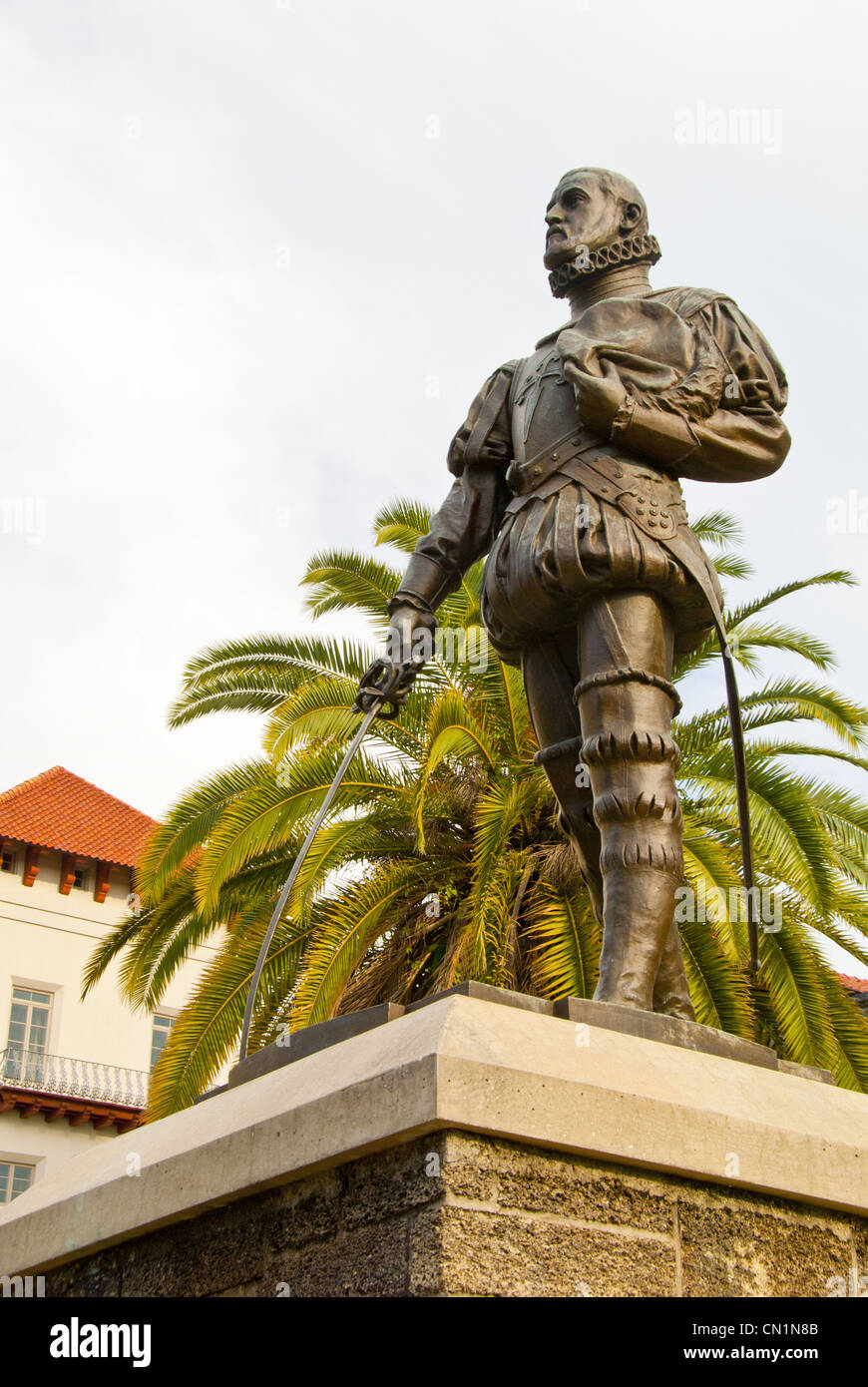 Statue of Don Pedro Menendez de Aviles in front of the Lightner museum, formerly the Alcazar Hotel, St. Augustine, Florida, USA Stock Photo