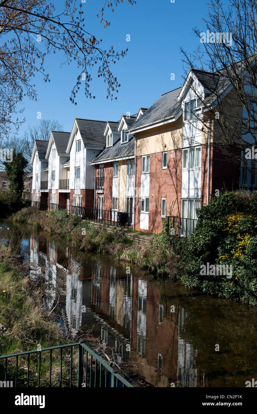 New town housing on the bank of the River Freshney, Grimsby, Lincolnshire, England. Stock Photo