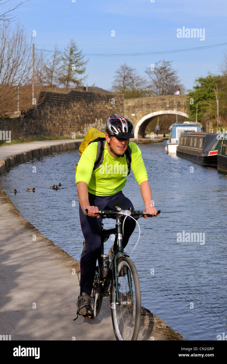 Cyclist on tow-path of Leeds and Liverpool Canal, Leeds, West Yorkshire Stock Photo