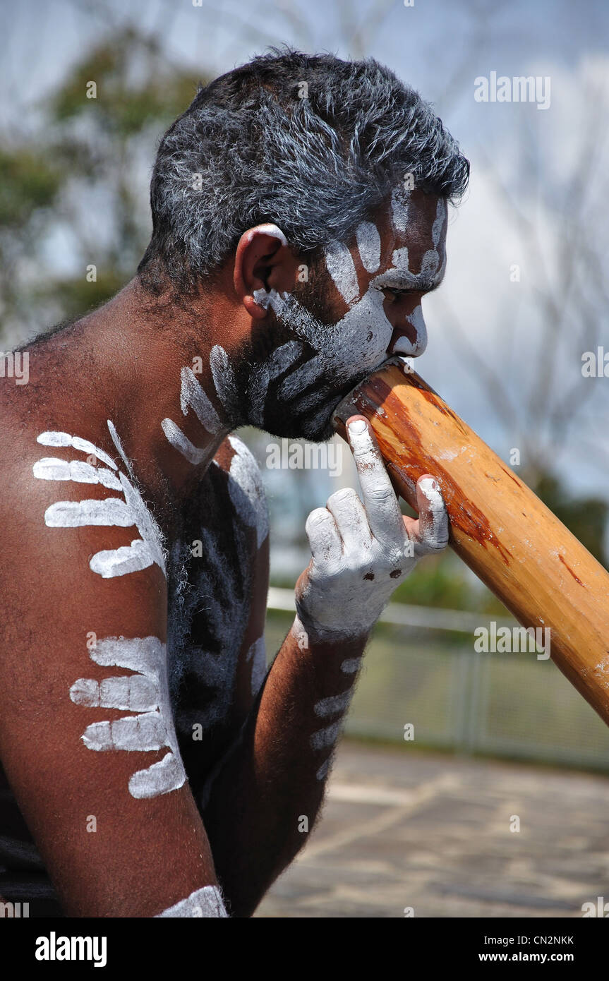 Painted aborigine man playing didgeridoo at Echo Point lookout, Katoomba, Blue Mountains, New South Wales, Australia Stock Photo