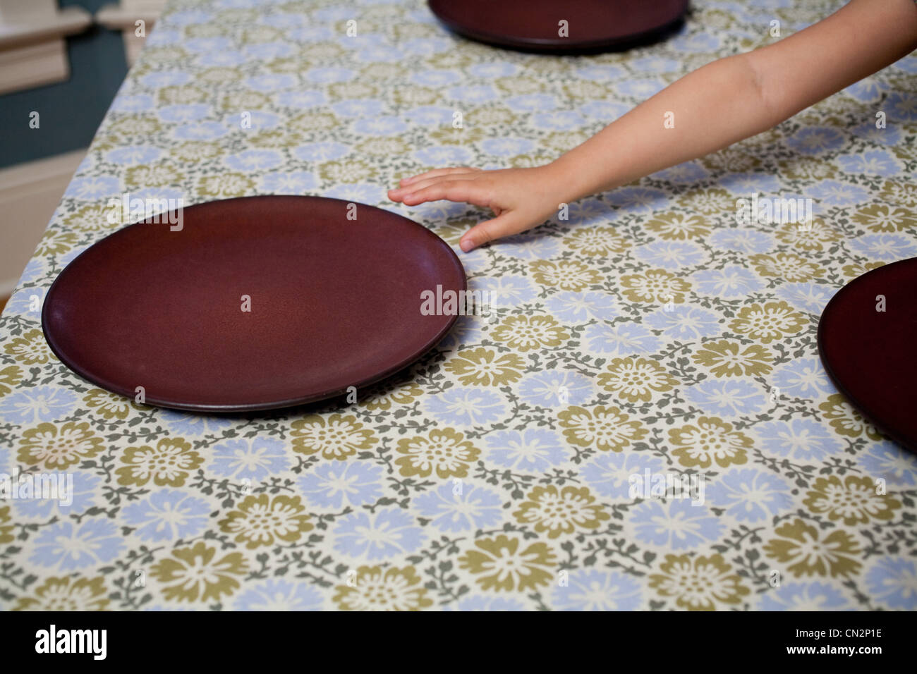 Child setting the table Stock Photo - Alamy