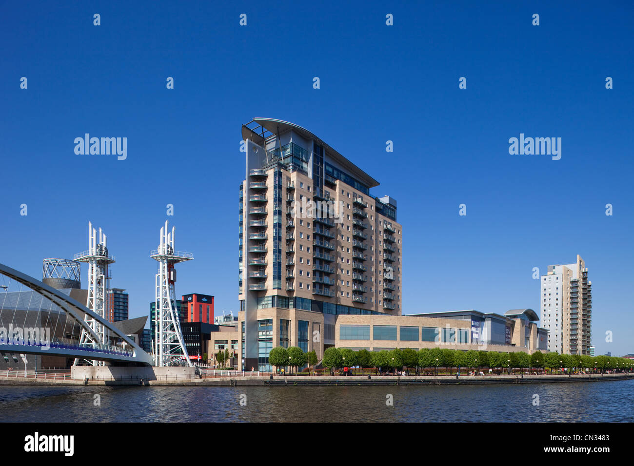 England, Lancashire, Manchester, Salford Quays, Millenium Bridge and the Lowry Centre Stock Photo
