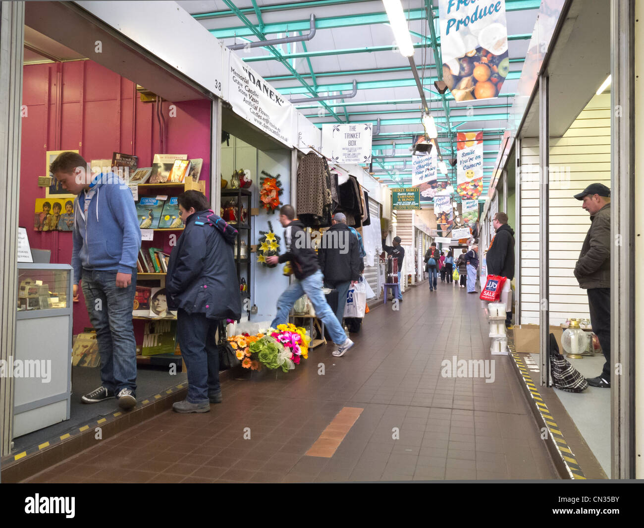 Indoor market stalls england hi-res stock photography and images - Alamy