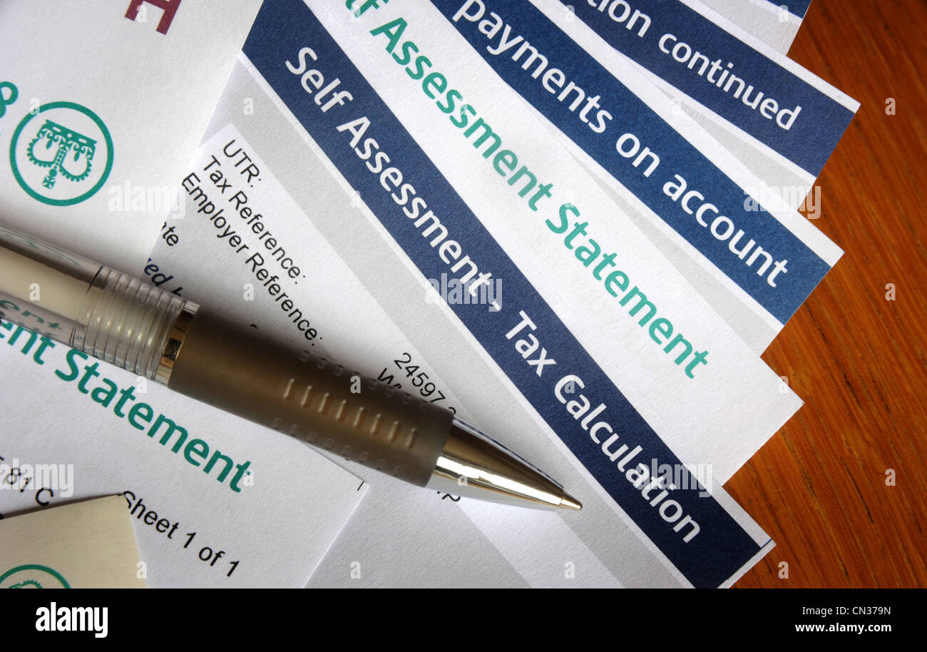 HM REVENUE AND CUSTOMS SELF ASSESSMENT TAX FORMS WITH PEN RE TAXATION CALCULATIONS INCOMES WAGES HMRC JOBS SELF EMPLOYMENT UK Stock Photo