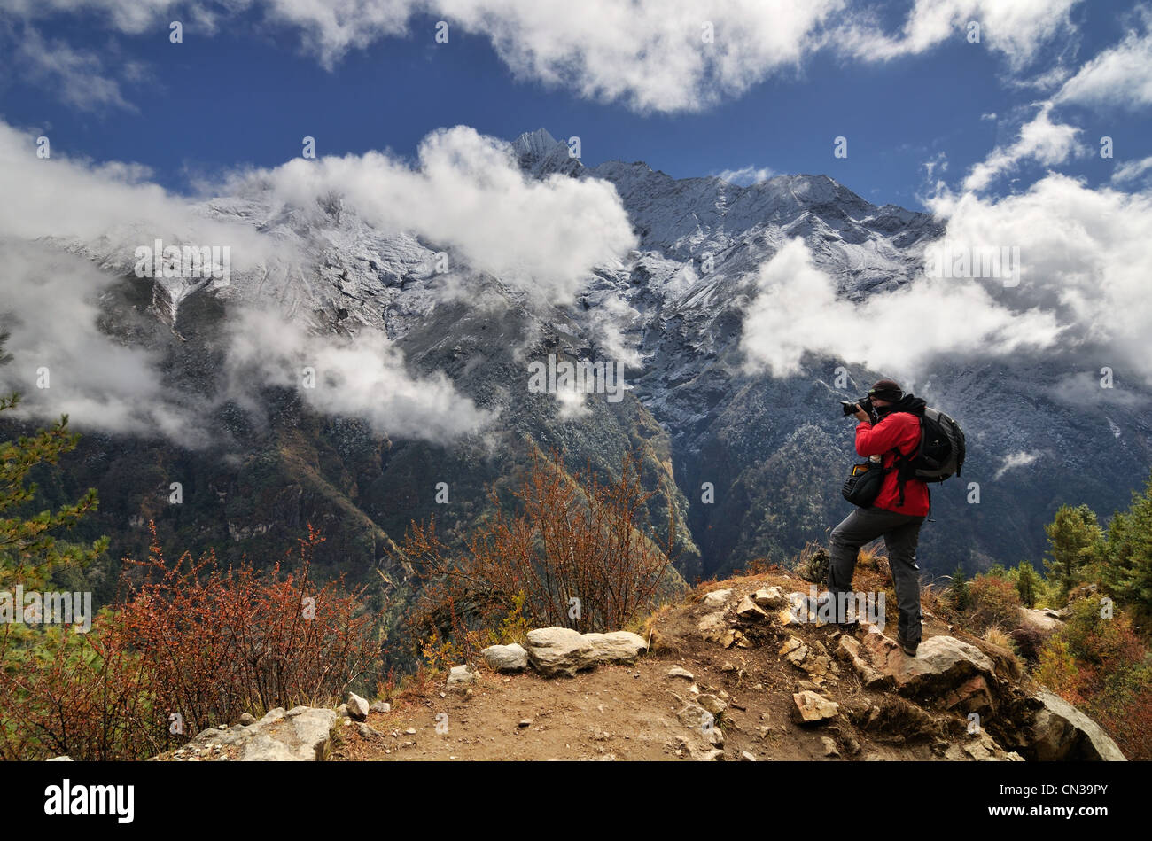 Photographer in the Himalayas on way from Namche Bazaar to Tengboche, Nepal Stock Photo
