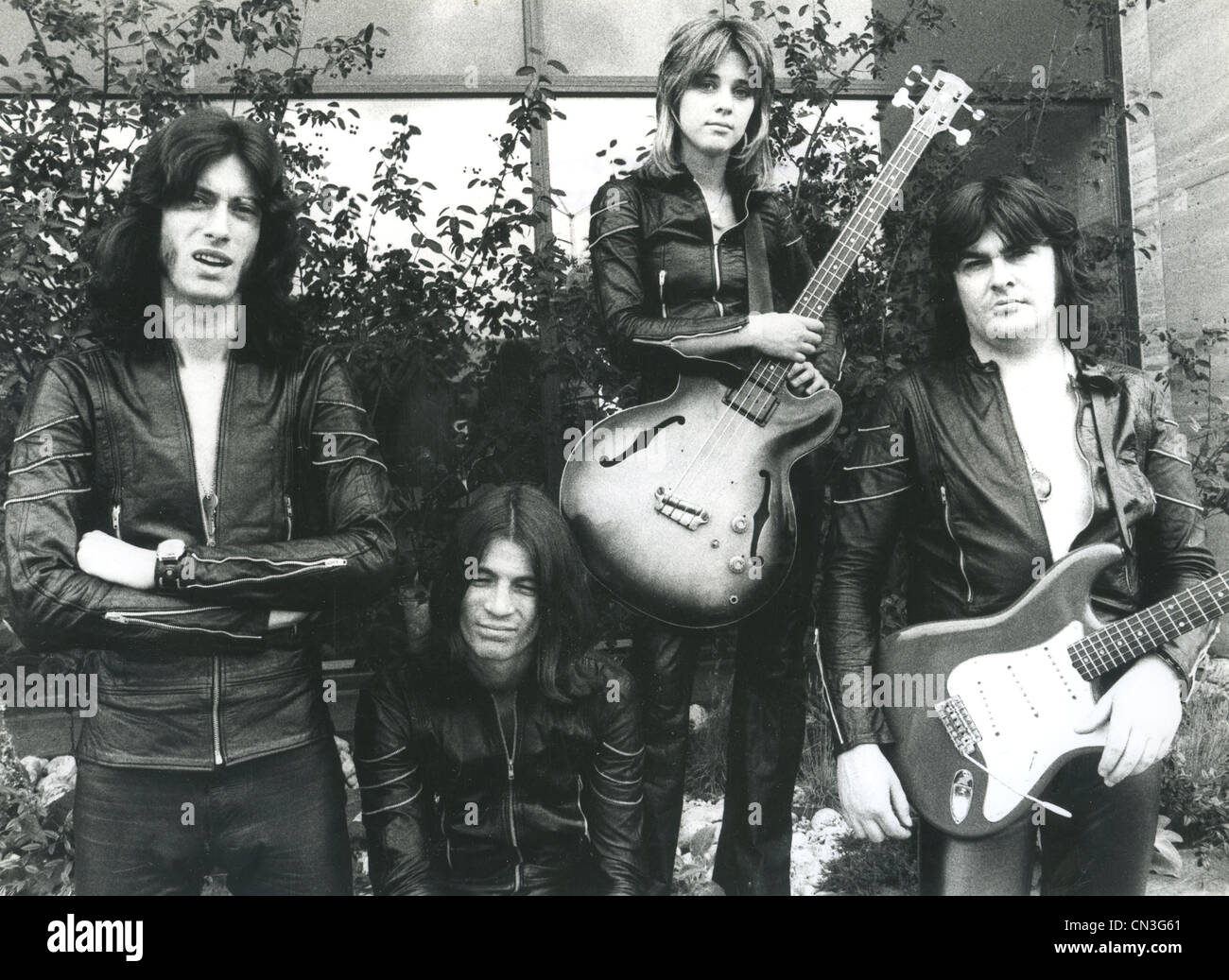 SUZI QUATRO  US rock musician in 1974 with her band about 1973 Stock Photo