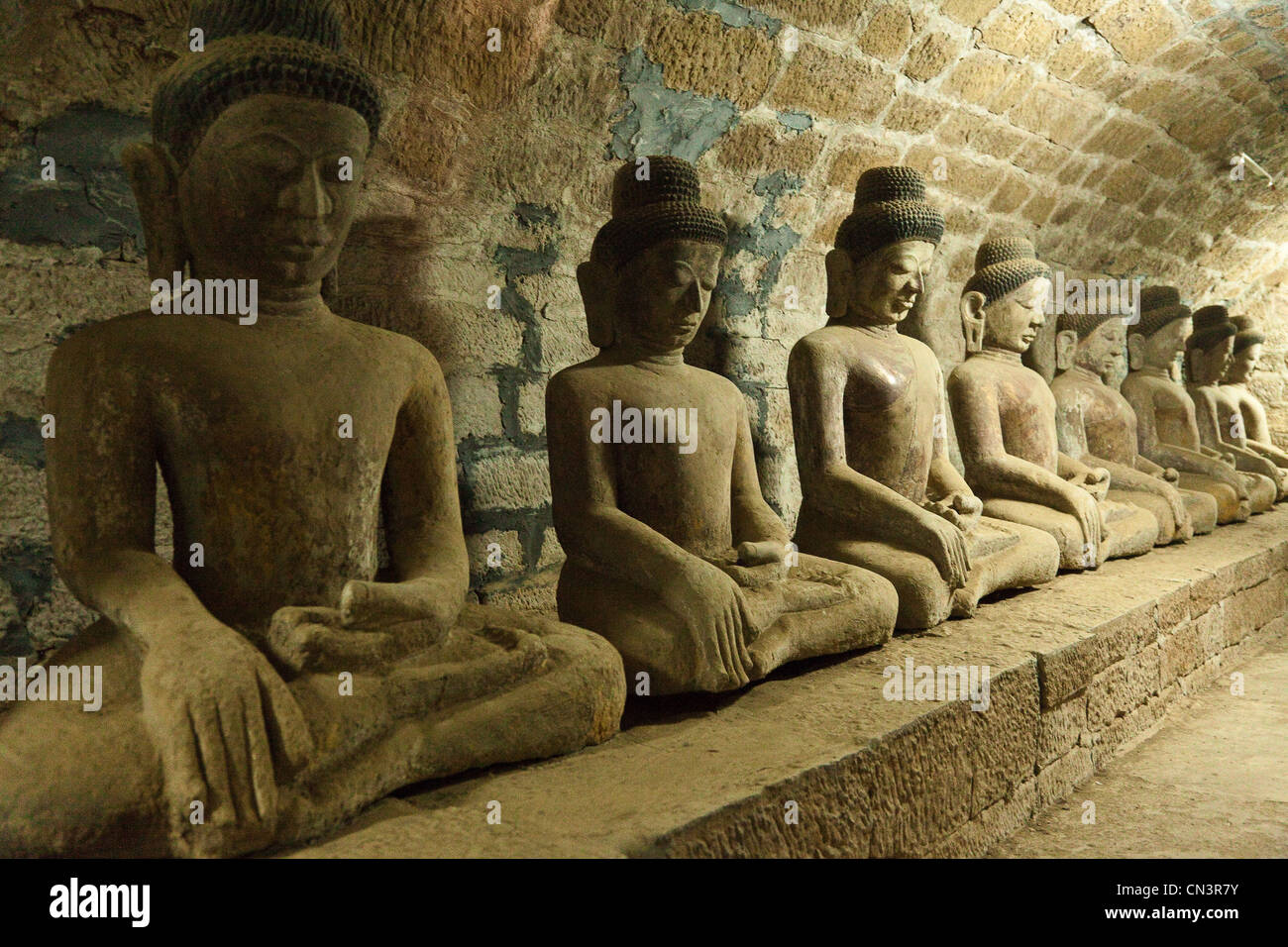 Myanmar (Burma), Rakhine (Arakan) state, Mrauk U, buddha statues in Shitthaung pagoda Stock Photo