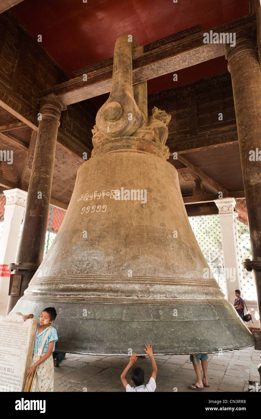 Myanmar (Burma), Mandalay division, Mingun, the bell measures 4m high and 5m in diameter Stock Photo