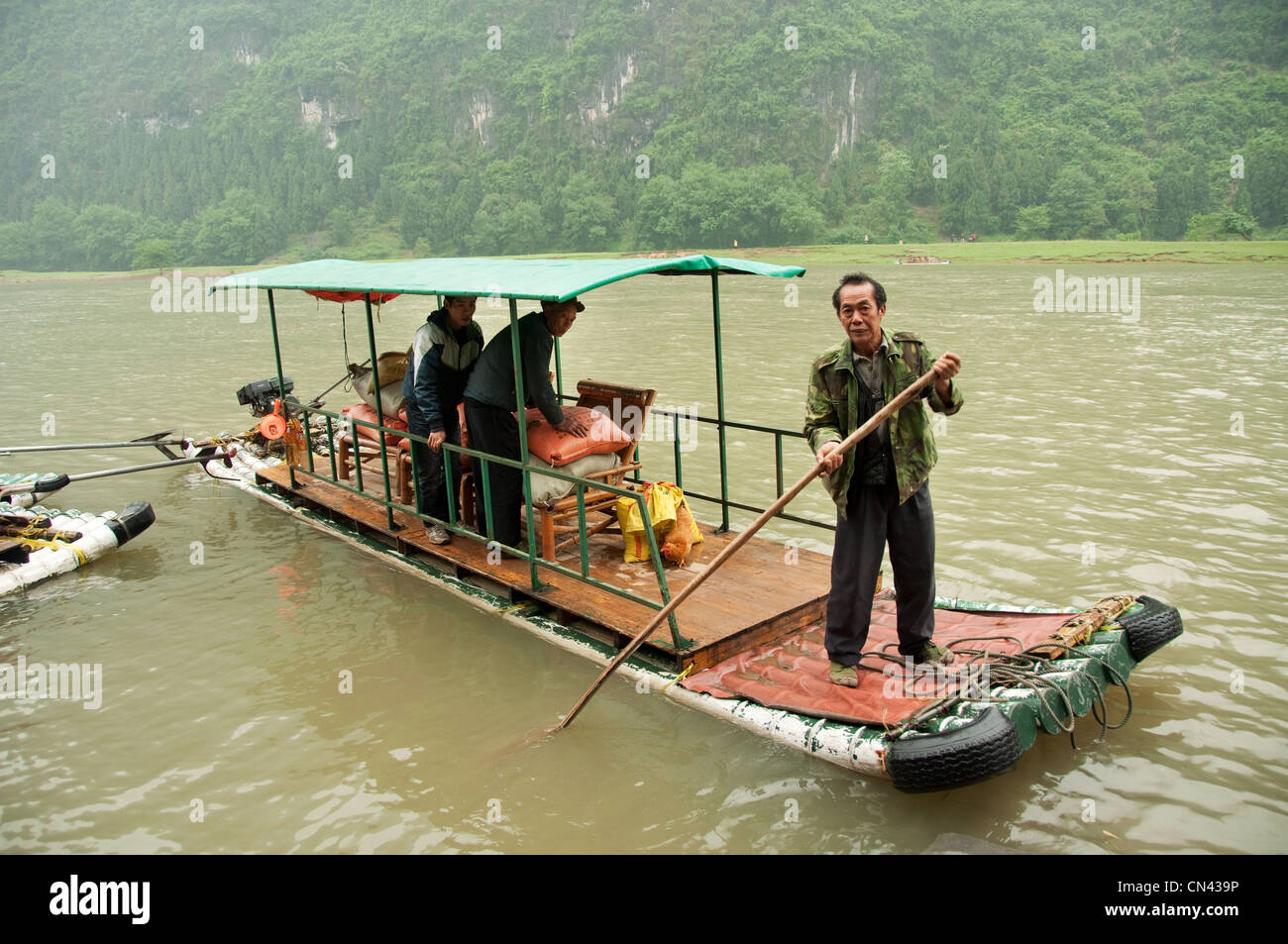 Bamboo raft driver on the Li River, Yangdi Stock Photo