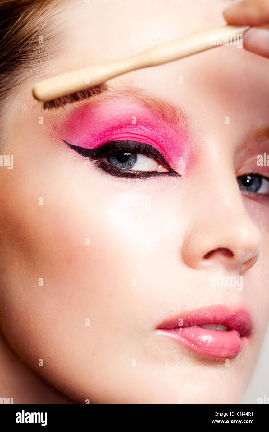 how to brush eyebrows. Make up tips. Pink eyeshadow Stock Photo Alamy