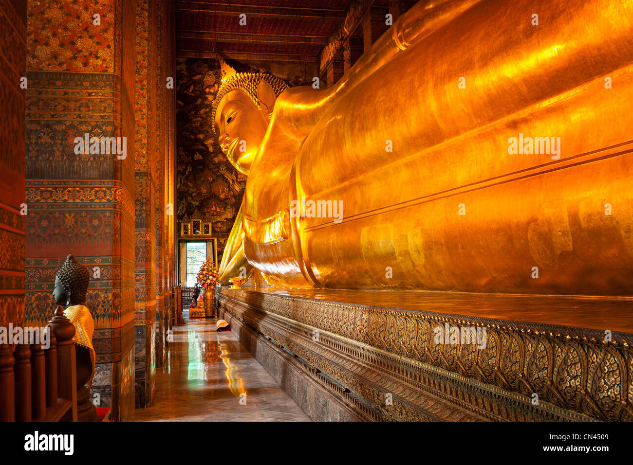 Reclining Buddha gold statue. Wat Pho, Bangkok, Thailand Stock Photo