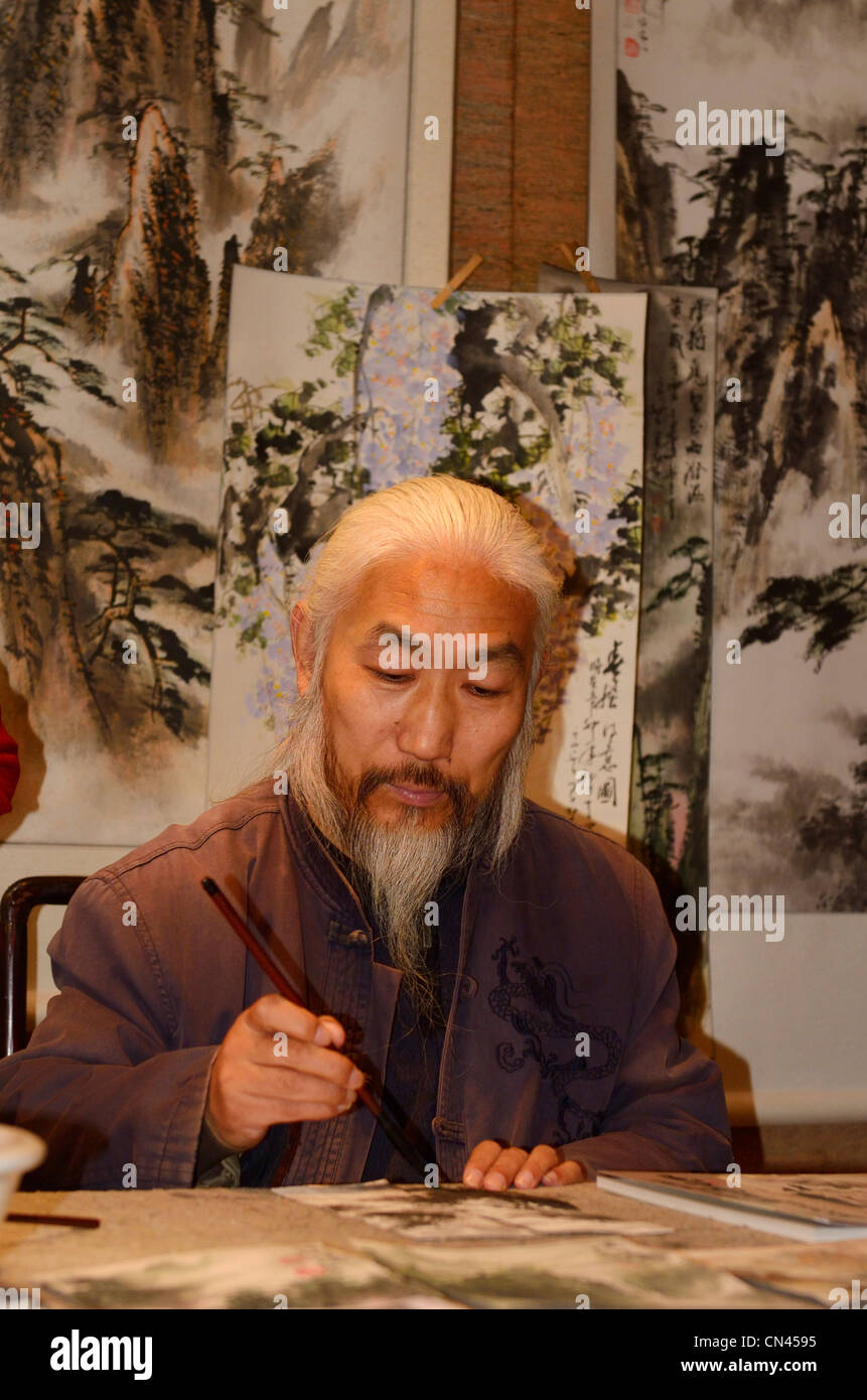Classic Chinese painter in his shop at BeiHai hotel North Sea Huangshan Yellow Mountain Peoples Republic of China Stock Photo