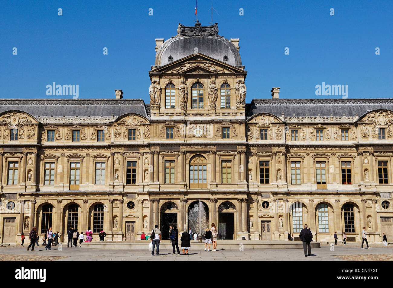 File:Monogram Louis XVIII cour Carree Louvre.jpg - Wikimedia Commons