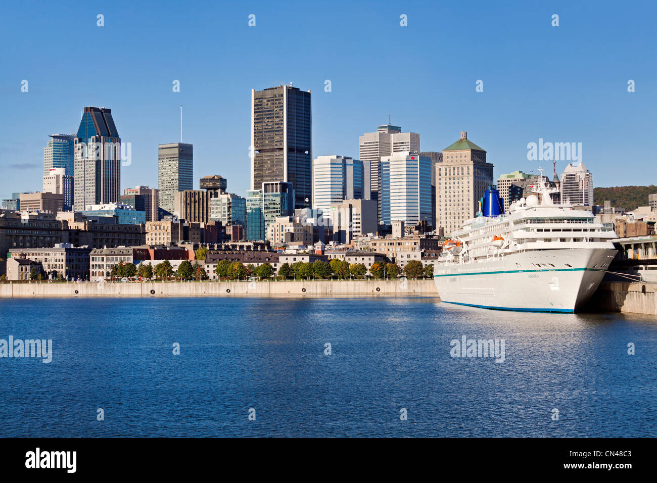 Canada, Quebec Province, Montreal, the port on the St. Lawrence River, the city and its skyscrapers, cruise ship ground handling Stock Photo