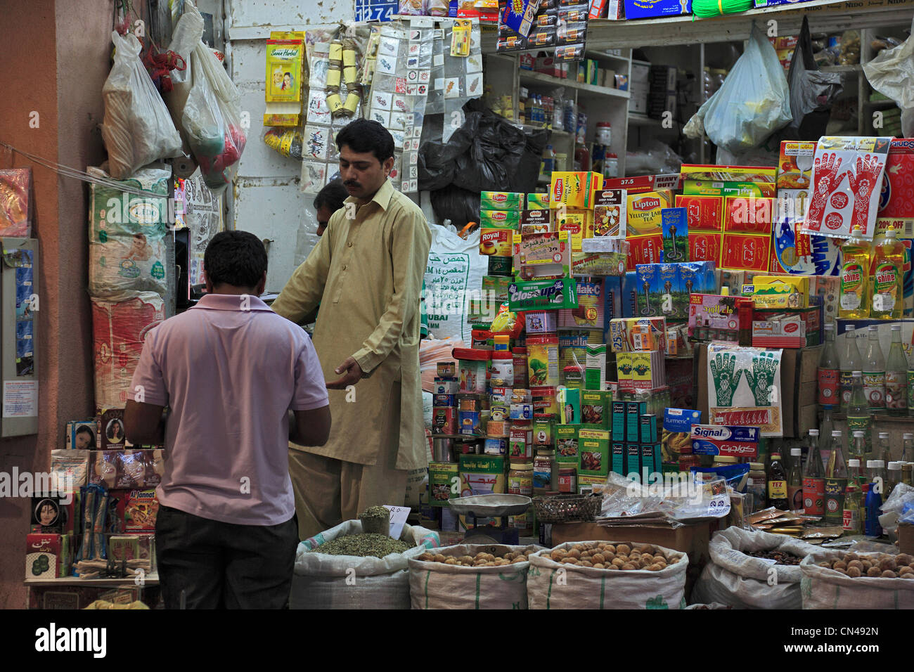 Händler im Mutrah-Souk, Muscat, Oman Stock Photo