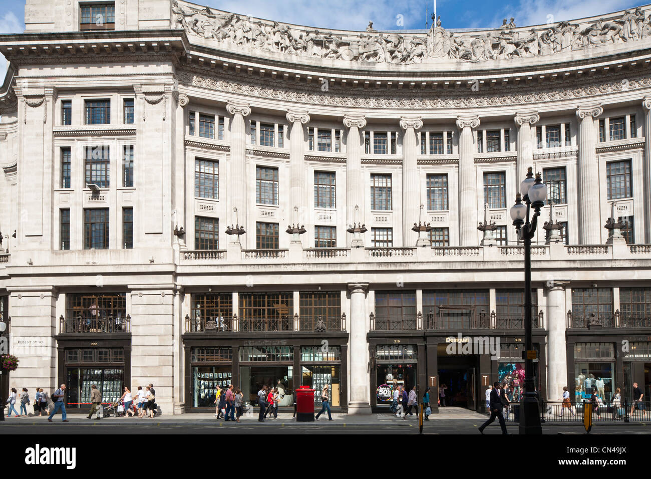 hoe drijvend converteerbaar United Kingdom, London, Regent Street, Desigual Spanish fashion store Stock  Photo - Alamy