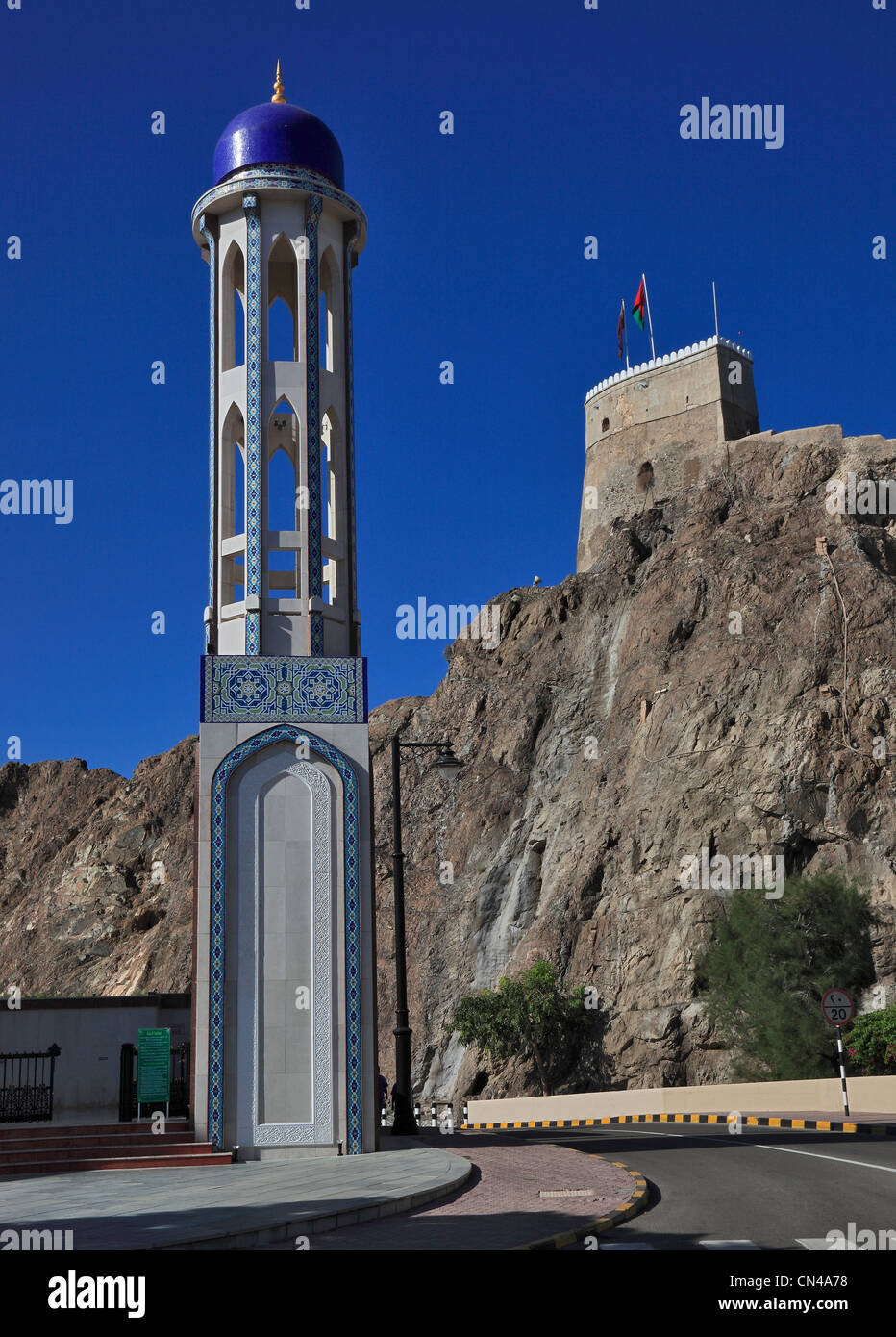 Minarett der Moschee Masjid al-Khor und Fort Mirani in Muscat, Oman Stock Photo