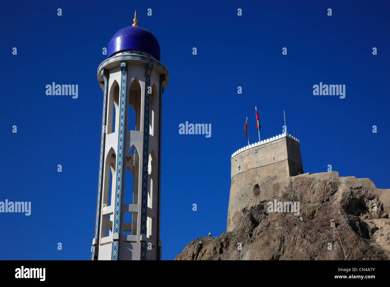 Minarett der Moschee Masjid al-Khor und Fort Mirani in Muscat, Oman Stock Photo