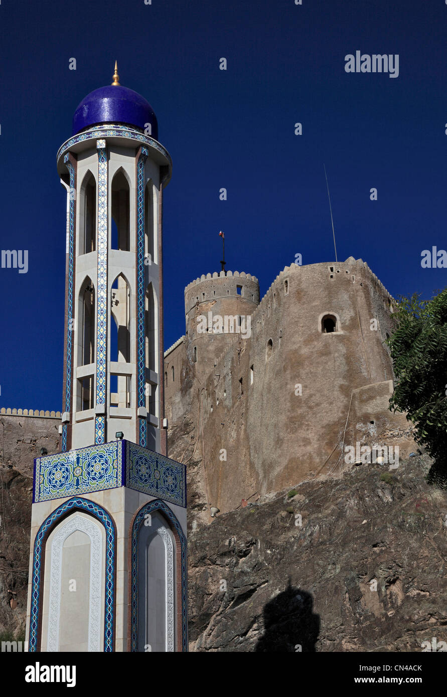Minarett der Moschee Masjid al-Khor und Fort Mirani in Muscat, Oman Stock Photo