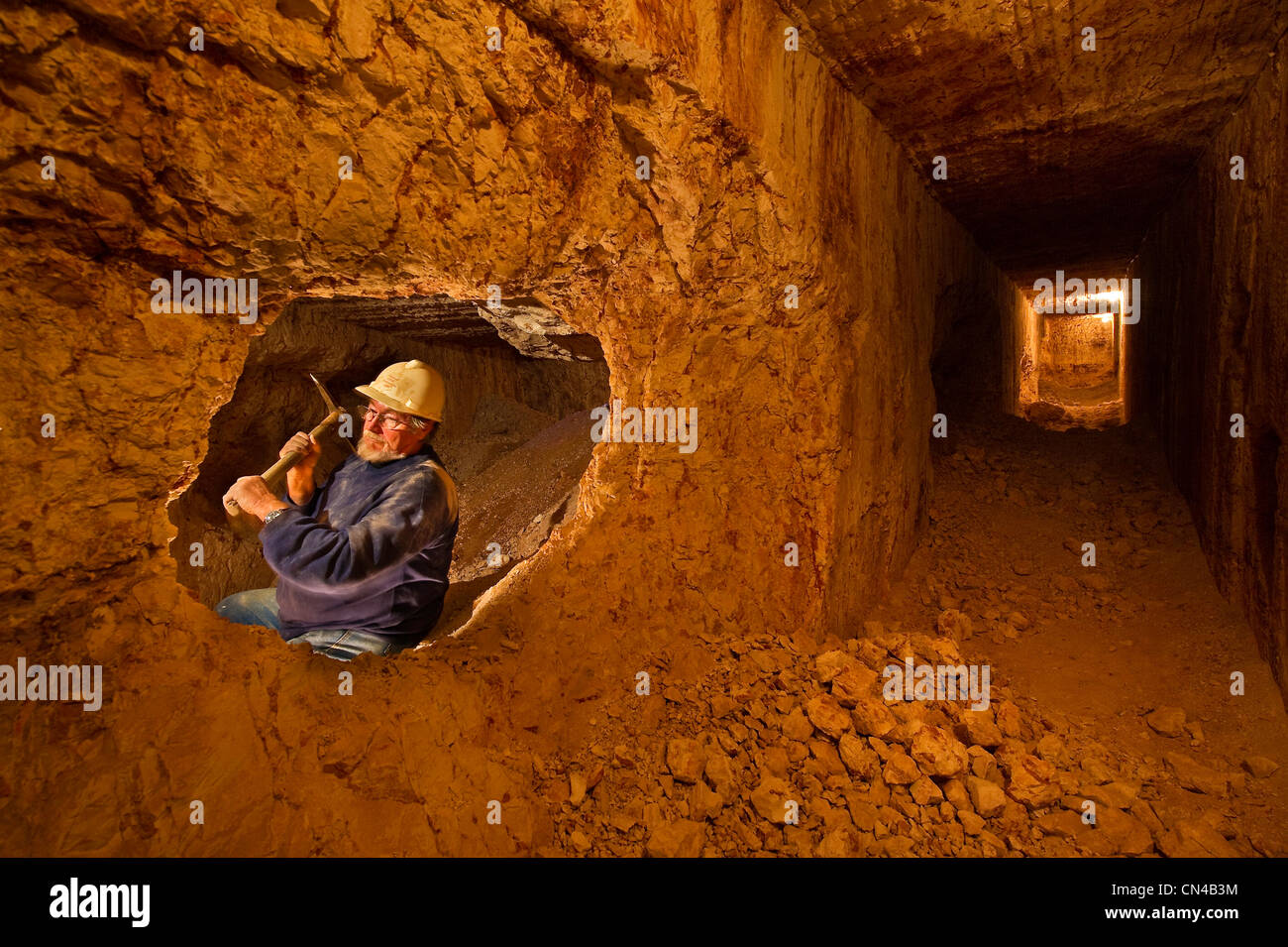 Несколько лет под землей. Обрушение горных выработок. Шахтер 17 лет жил под землей. 17 лет под землей китайский шахтер. Несколько лет под землей.