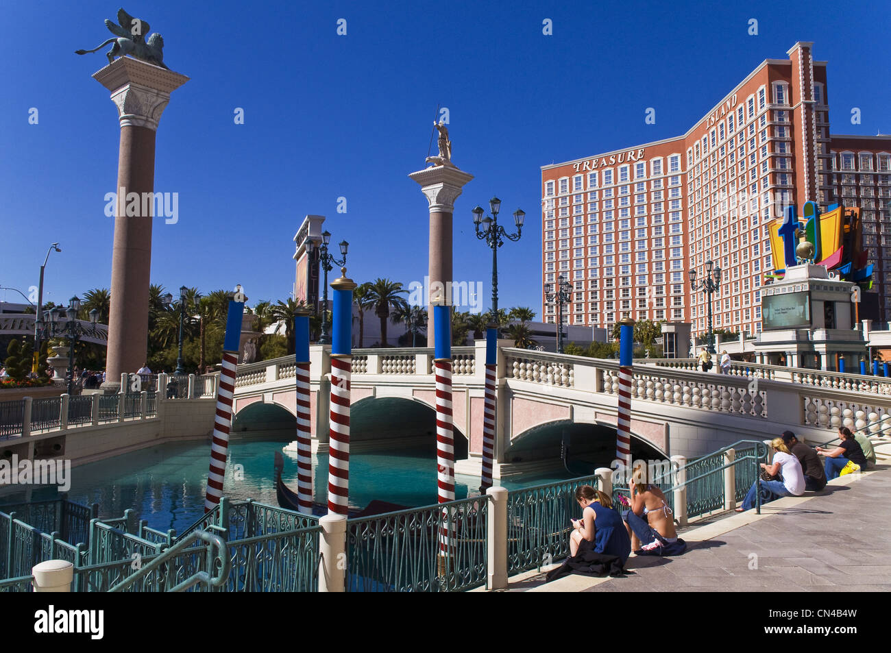 United Statess, Nevada, Las Vegas, The Venetian casino hotel and his Rialto bridge of Venice, behind the Treasure Island Stock Photo