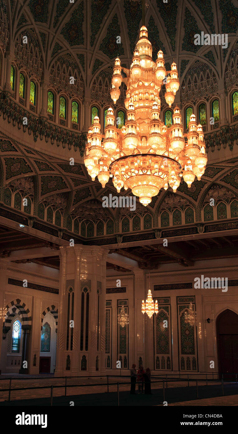 Die Große Sultan-Qabus-Moschee in Muscat ist die Hauptmoschee in Oman.  Großer Lüster in der Männergebetshalle Stock Photo