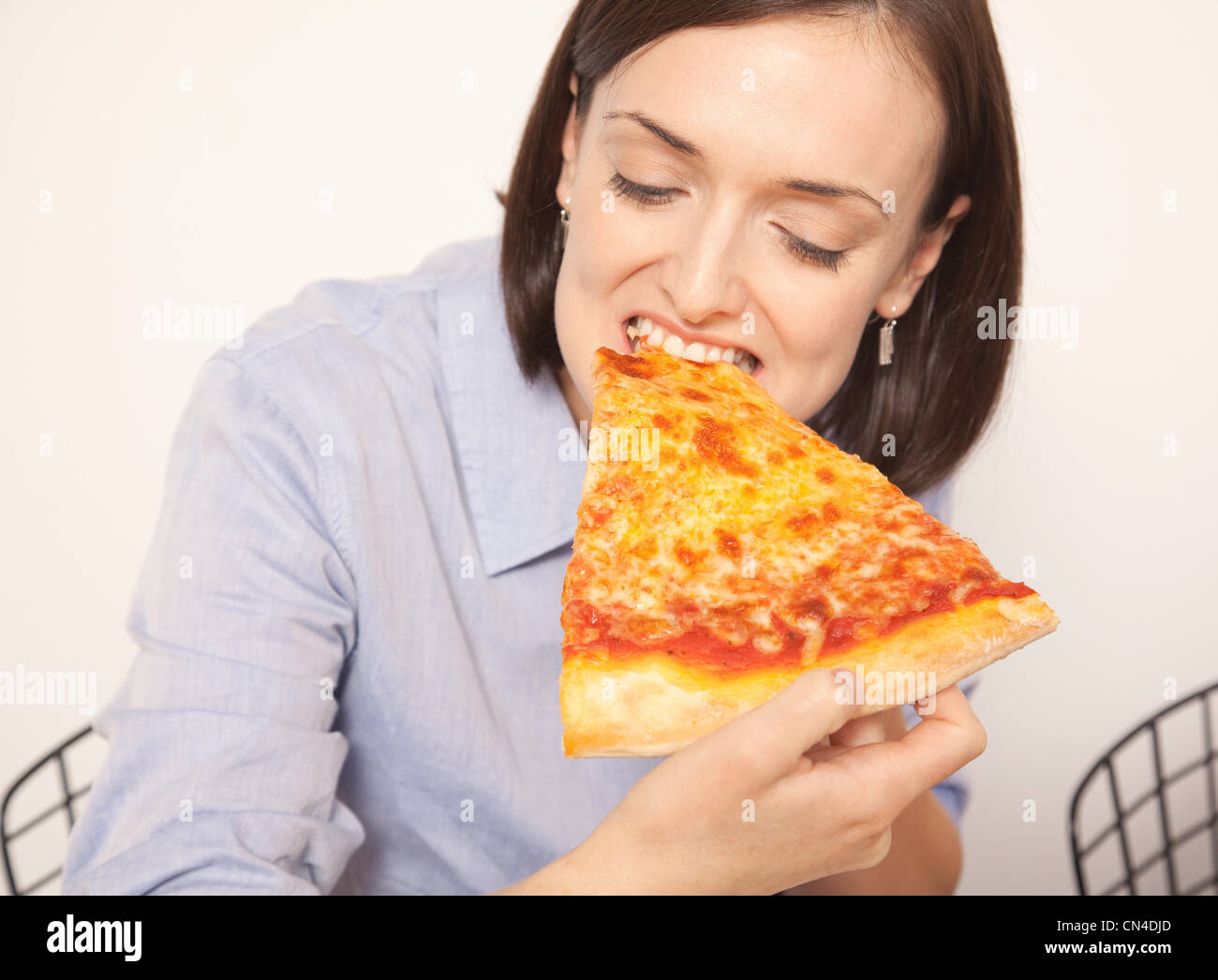 Беременная девушка ест пиццу. Рациональное питание беременной. Фото с пиццей и девушкой. Женщина с домашней пиццей. Кусок пиццы на лопаточке.