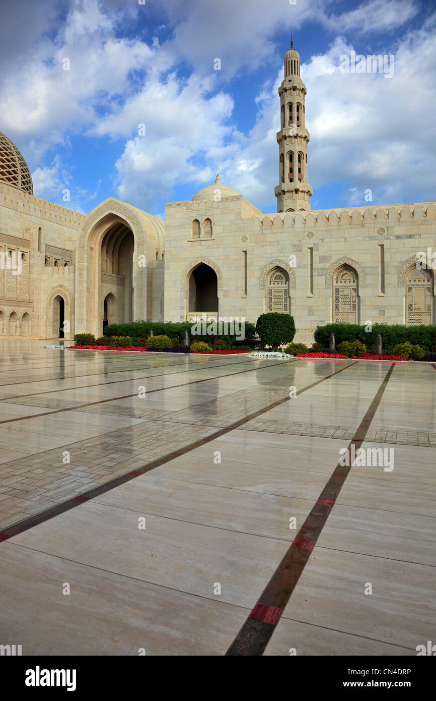 Die Große Sultan-Qabus-Moschee in Muscat ist die Hauptmoschee in Oman. Sie gilt als eines der wichtigsten Bauwerke des Landes un Stock Photo