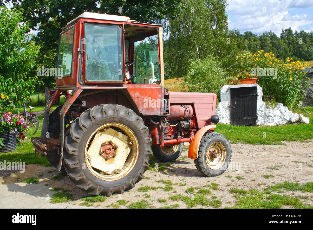 Red old tractor on land hi-res stock photography and images - Alamy