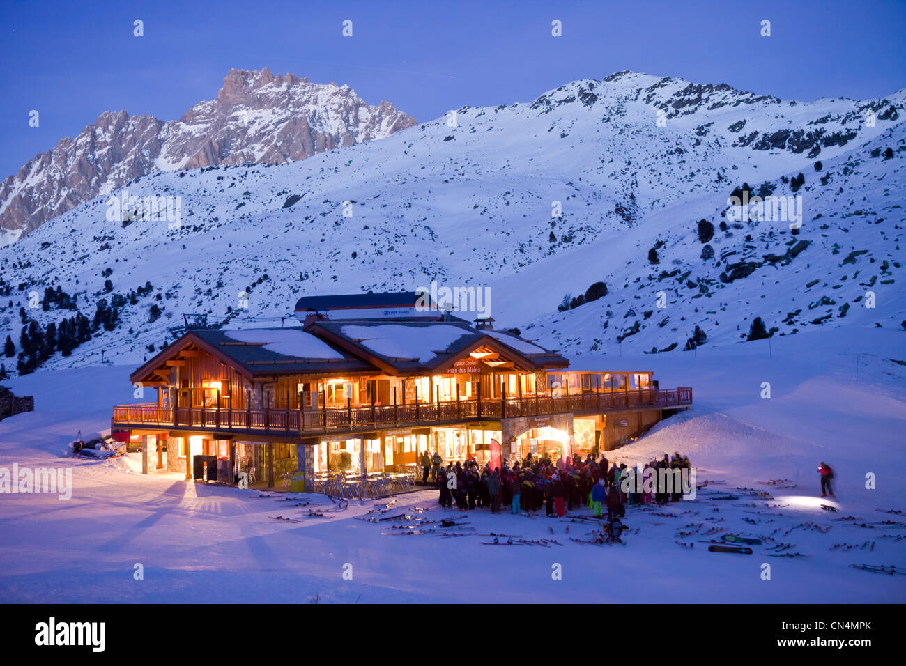 France, Savoie, Meribel, chairlift of Châtelet, mulled wine been of use to the restaurant Plan des Mains before the torchlight Stock Photo