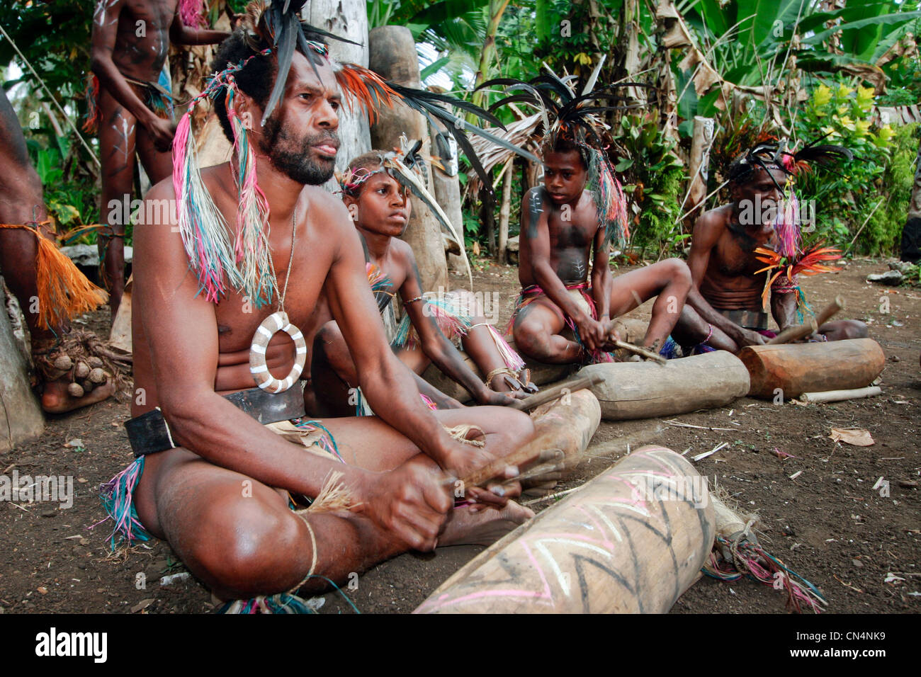 small nambas Vanuatu, Malampa Province, Malekula Island, Gortiengser, Small Nambas men  in traditional dress drumming Stock Photo - Alamy